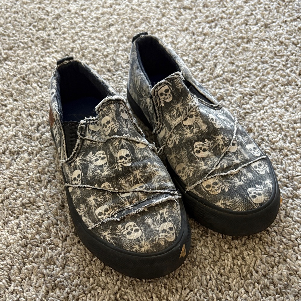 Skull Print Slip-On Shoes